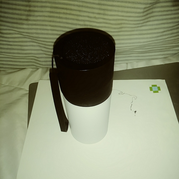 Bluetooth speaker/nightlight Ye!! - Picture 3 of 5